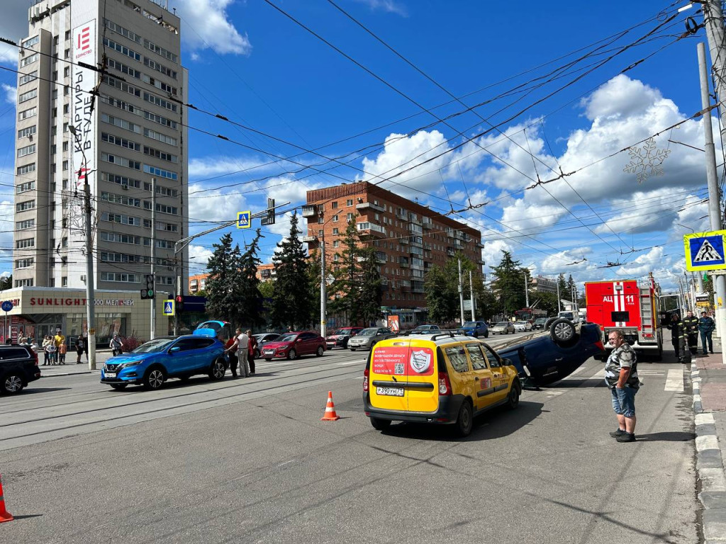 LADA, Nissan и Ford Focus-перевертыш: ДТП произошло на перекрестке улицы  Советской и Красноармейского проспекта в Туле | 22.07.2023 | Тула -  БезФормата