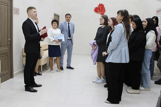 ﻿Во Дворце бракосочетания и правосудия Новомосковска провели День открытых дверей для студентов
