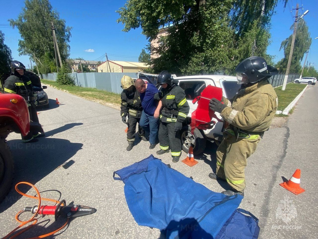 В Суворове спасатели вытащили человека из условно горящей машины