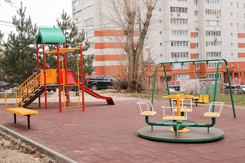 Во дворе двух домов в Туле появились новые детские площадки