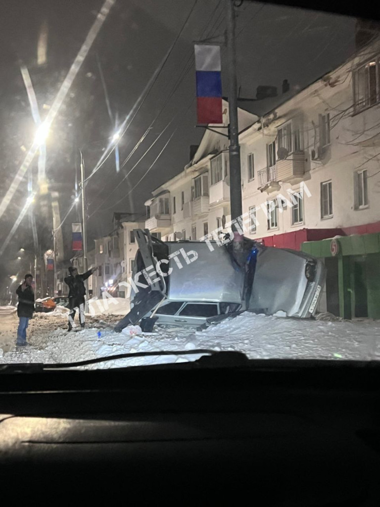 Ночью в Щекино водитель врезался в столб — ТСН 24