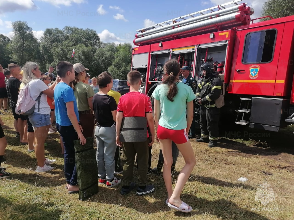 Спасатели обучили детей правилам безопасного отдыха у воды на берегу Оки в  Алексине | 24.07.2023 | Тула - БезФормата