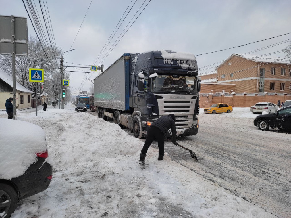 На улице Болдина в Туле буксующая фура собрала пробку из автобусов и  троллейбусов — ТСН 24