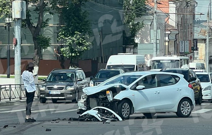 Две иномарки устроили серьезное ДТП на проспекте Ленина в Туле