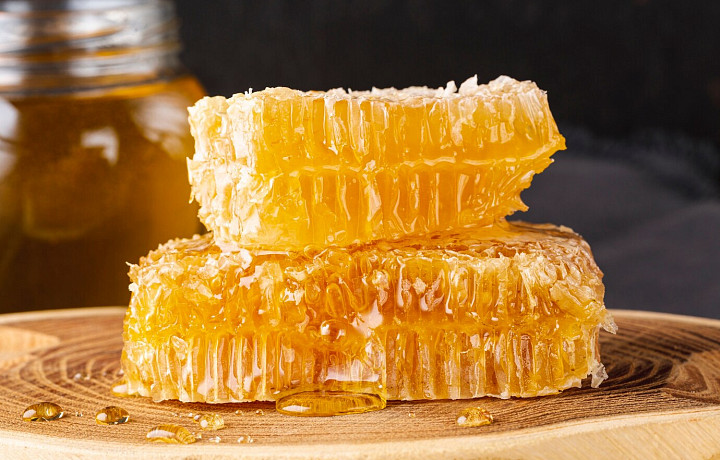 Повышает иммунитет, улучшает зрение и снижает риск развития сколиоза: гастроэнтеролог рассказала о полезных свойствах мёда