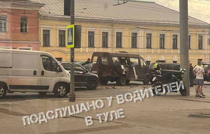 В Туле на улице Луначарского произошло массовое ДТП с участием четырех автомобилей