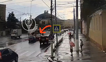 Момент ДТП на улице Советской в Туле попал на камеру видеонаблюдения