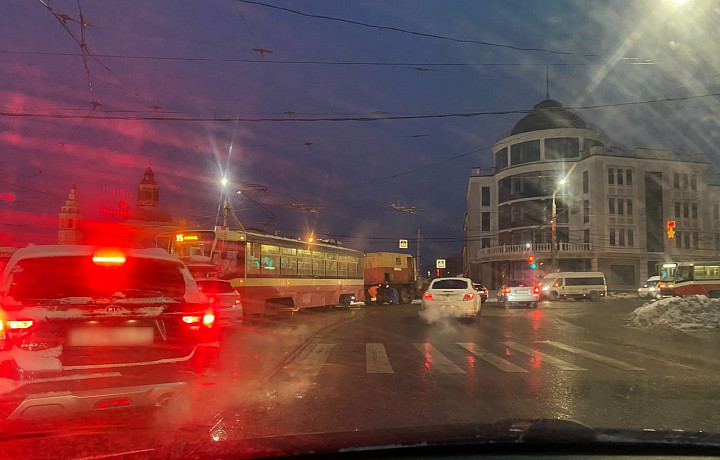 Трамвай сошел с рельс и собрал пробку на улице Демидовская плотина в Туле