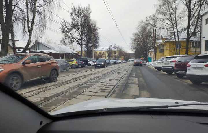 Автомобилисты пожаловались на кривую плитку на трамвайных путях на улице Оружейной в Туле