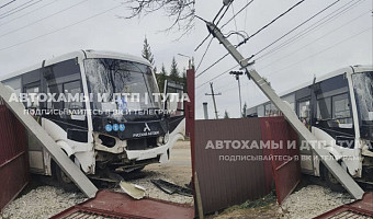 В тульском поселке Комарки пассажирский автобус снес забор и фонарный столб