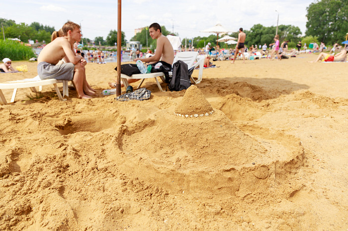 Туляки заполнили пляж Центрального парка в первый рабочий день недели
