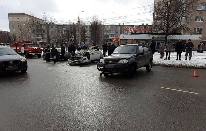 На улице Металлургов в Туле автомобиль, попавший в ДТП, перевернулся на крышу