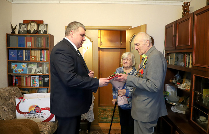 Илья Беспалов вручил ветерану Почетный знак к 80-летию снятия блокады Ленинграда