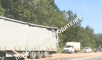 На Новомосковском шоссе в Туле из фуры высыпались кирпичи: собирается серьезная пробка