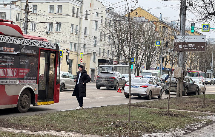 Около остановки Гоголевская улица в Туле произошло ДТП