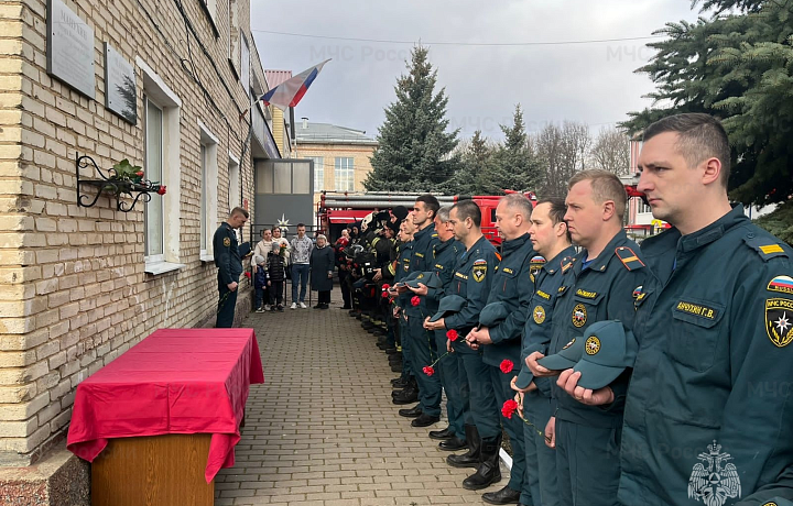 В Новомосковске почтили память огнеборца, погибшего при тушении пожара