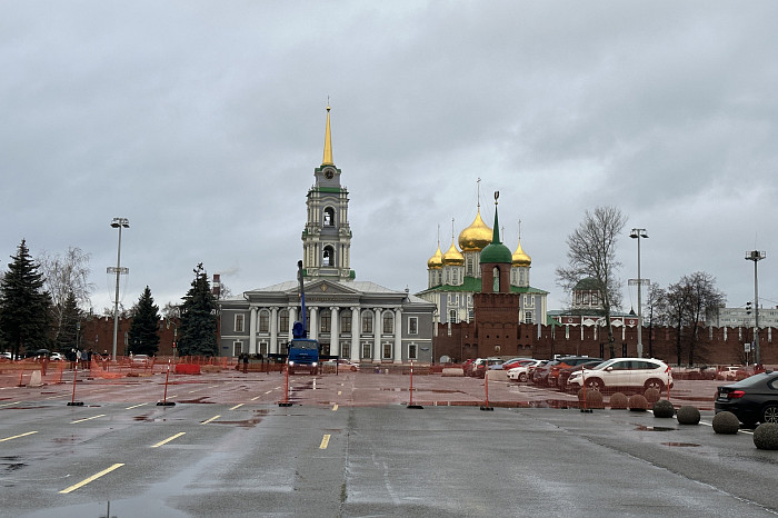 В Туле на площади Ленина начался монтаж Губернского катка