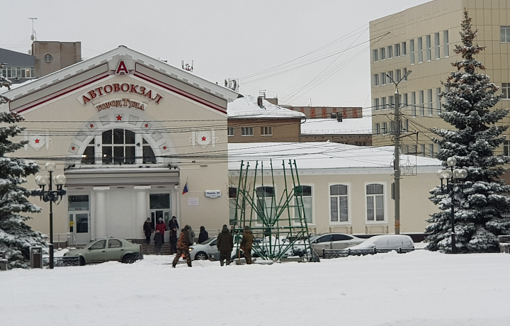 На площади Победы в Туле началась установка елки