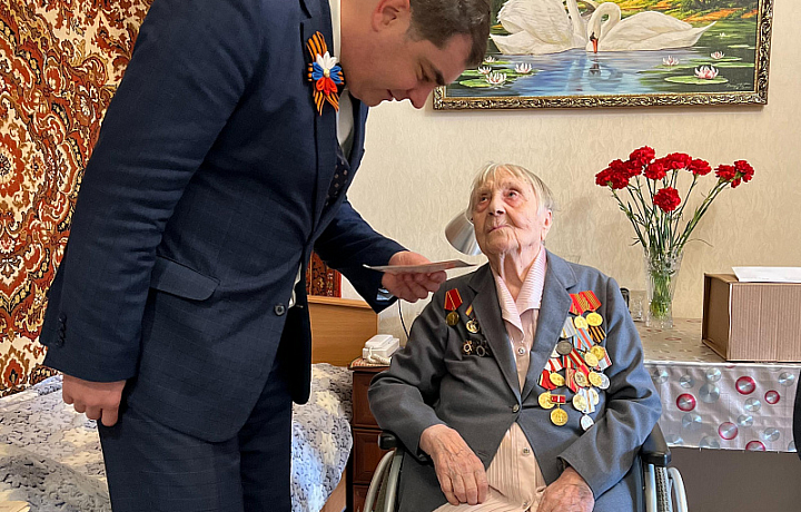 Ветерана Великой Отечественной войны Людмилу Зосимову поздравили с наступающим Днем Победы в Туле