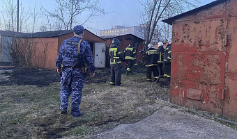 Росгвардейцы предотвратили пожар у гаражей на улице Марата в Туле