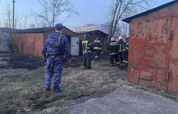 Росгвардейцы предотвратили пожар у гаражей на улице Марата в Туле Росгвардейцы предотвратили пожар у гаражей на улице Марата в Туле