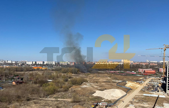 Неизвестные подожгли траву у Суворовского училища в Туле Неизвестные подожгли траву у Суворовского училища в Туле