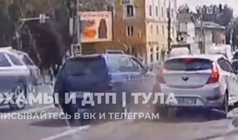 Момент массового ДТП с курьером на мотоцикле в центре Тулы попал на видео