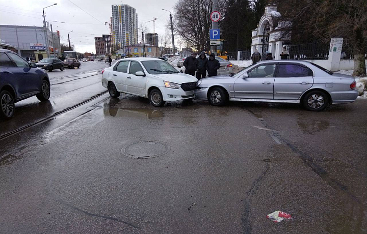 ДТП на перекрестке улиц Оборонной и Петра Алексеева в Туле спровоцировало задержку движения трамваев