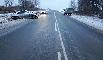 ﻿Два человека пострадали после ДТП с опрокинувшейся иномаркой в Белевском районе