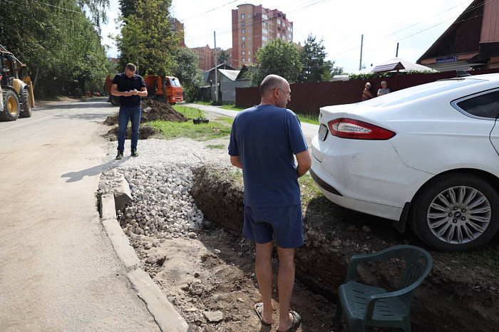 «Копают чуть ли не под машиной»: житель частного дома устроил забастовку из-за расширения улицы Тульского Рабочего Полка