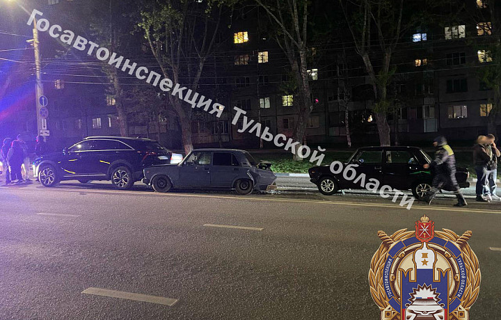 20-летний водитель устроил ДТП из трех машин на улице Октябрьской в Туле 20-летний водитель устроил ДТП из трех машин на улице Октябрьской в Туле