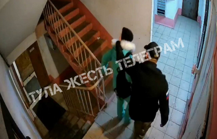 Туляк избил женщину в подъезде дома на улице Хворостухина