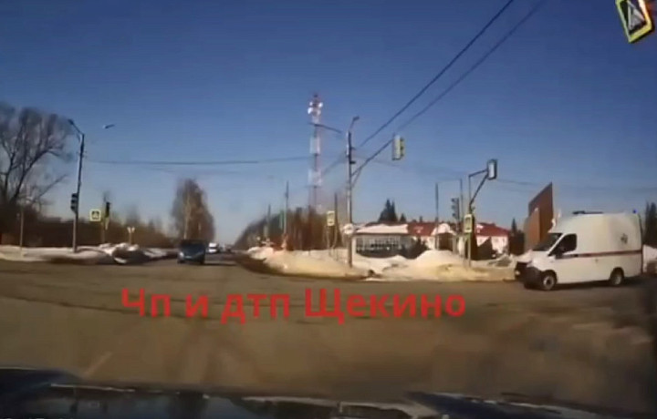 В Щекинском районе легковушка протаранила машину скорой помощи, а затем врезалась в "Газель"
