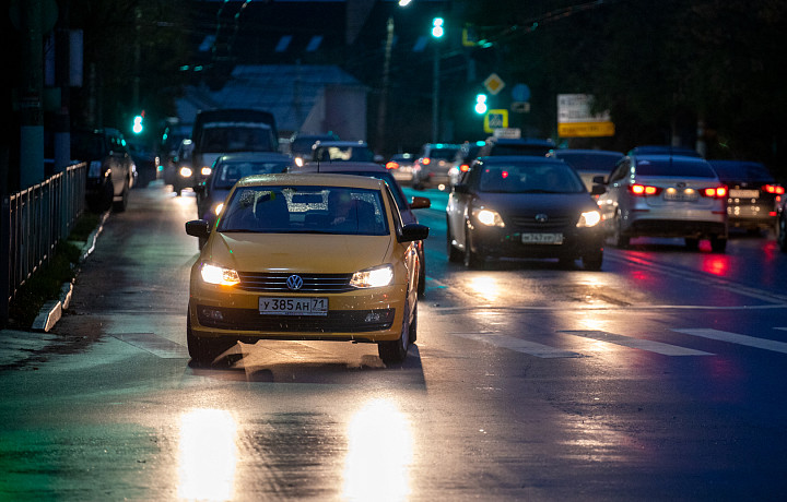 Автомобилисты встали в девятибалльных пробках в Туле вечером 26 октября