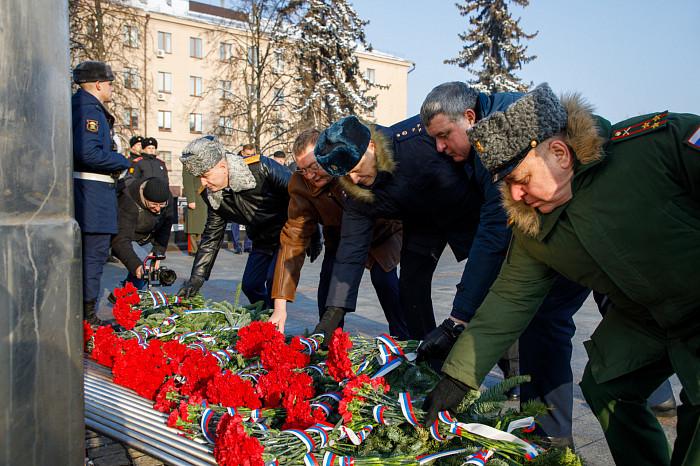 В Туле на площади Победы губернатор Алексей Дюмин возложил цветы к Вечному огню