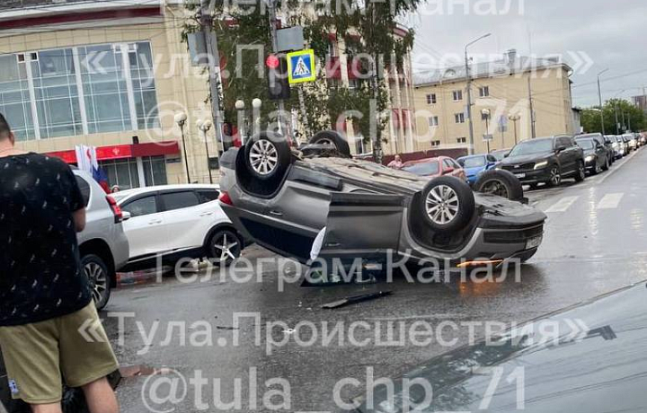 В Туле на улице Советской в результате ДТП перевернулся легковой автомобиль