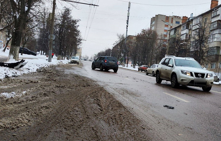 ﻿После ДТП автомобиль вылетел на тротуар в центре Тулы