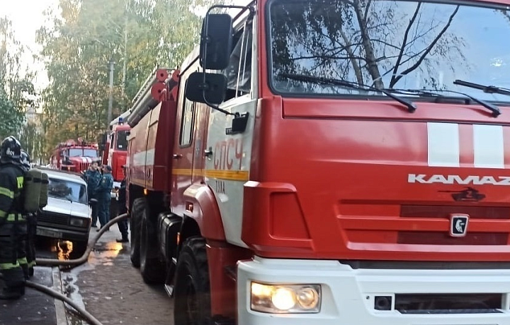 Из пожара в жилом доме на улице Металлургов в Туле спасли двоих взрослых и двоих детей