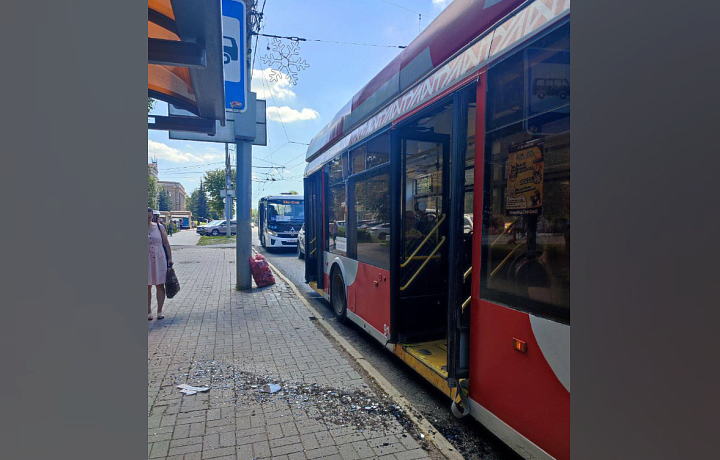 В Туле еще в одном троллейбусе разлетелось стекло двери во время движения