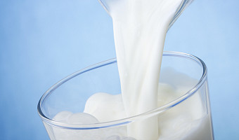 В Роспотребнадзоре рассказали, стоит ли заменять обычное молоко растительным