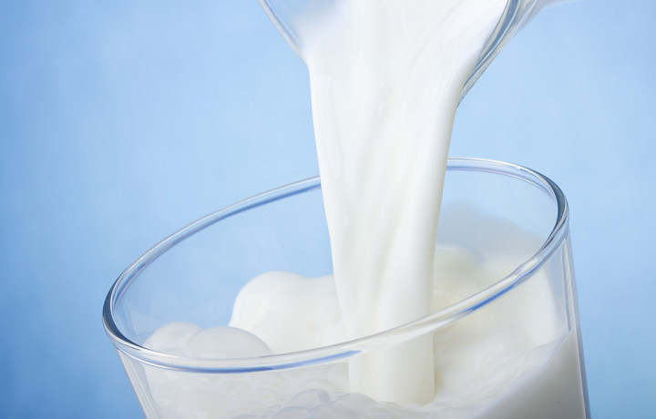 В Роспотребнадзоре рассказали, стоит ли заменять обычное молоко растительным