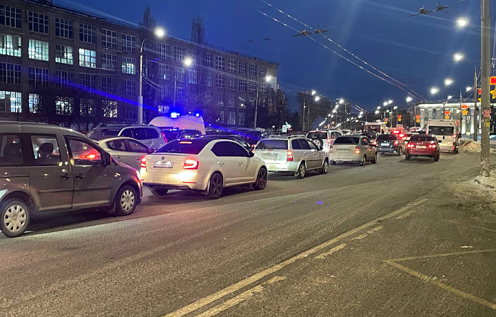 Проспект Ленина в Туле встал в пробке из-за двух аварий у ТГПУ