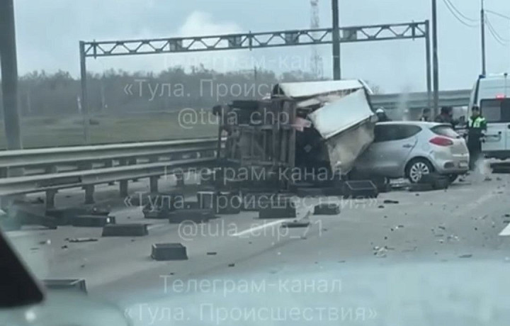 Несколько машин столкнулись на трассе М-2 в Тульской области Несколько машин столкнулись на трассе М-2 в Тульской области