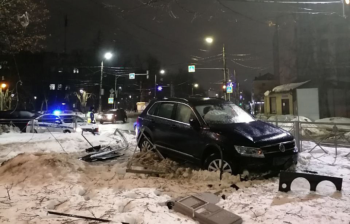 На улице Болдина в Туле Volkswagen Tiguan с немецкими транзитными номерами сбил светофор