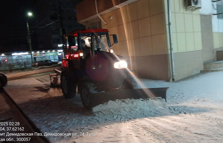 Тульские коммунальщики убирают последствия снегопада