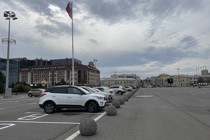 Туляки уже начали парковаться на новой временной парковке на площади Ленина