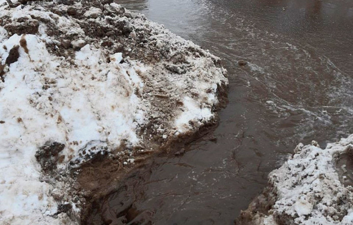 На дорогах в Туле продолжают устранять подтопления