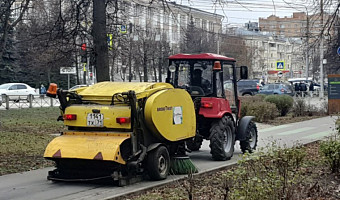 В Туле 13 ноября продолжается уборка дорог и тротуаров