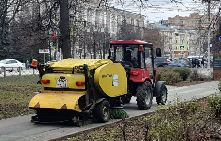 В Туле 13 ноября продолжается уборка дорог и тротуаров