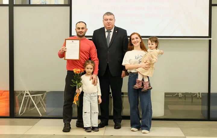 Глава тульской администрации передал молодым семьям сертификаты на жилье